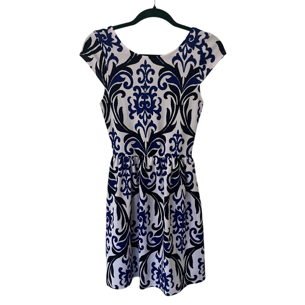 Everly damask printed skater dress blue and white stretch scoop back size small